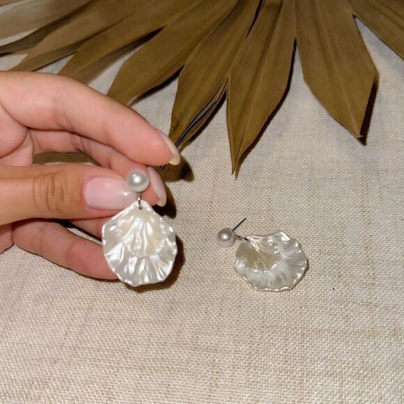 White pearl drop earrings M499 - Picture 3 of 4